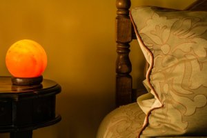 baş ucunda tuz lambası