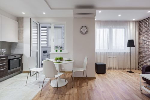 iki bölüme ayrılmış bir oturma odası