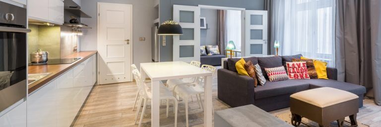 Açık planlı salon: Oturma odası ve mutfak.