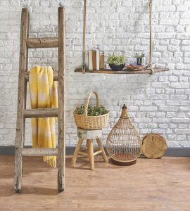 Doğal malzemelerle dekore edilmiş bir giriş