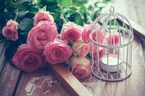 çiçek ve mum kullanılan dekoratif kuş kafesleri