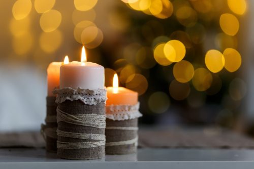 dantel ve çuval bezi ile sarılmış mumlar