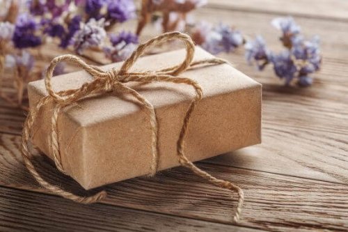 kraft kağıdı hediye paketi