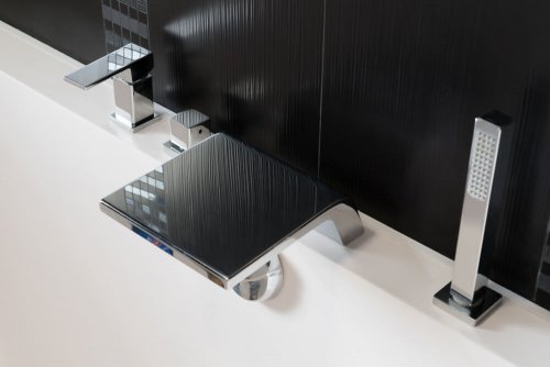 Şelale musluklar çeşitli geometrik şekillerde de olabilir ve suyun doğal akışını taklit eder.