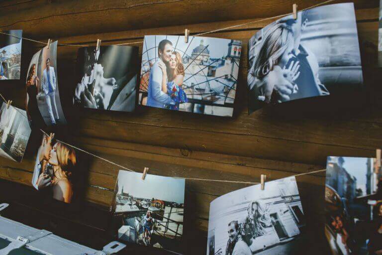 asılmış fotoğraflar