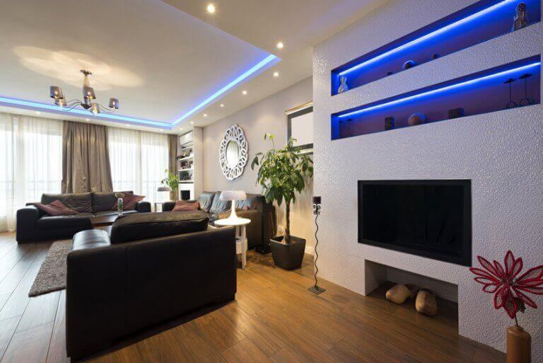 oturma odasında renkli aydınlatma