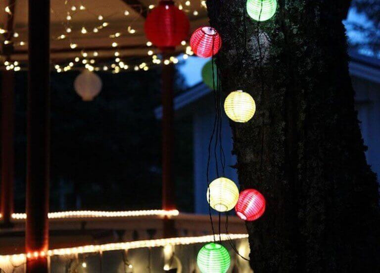 verandada renkli ışıklar