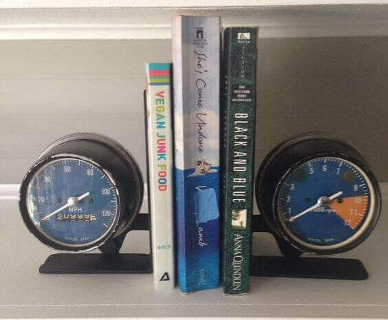motosiklet parçalarından kitap tutucu