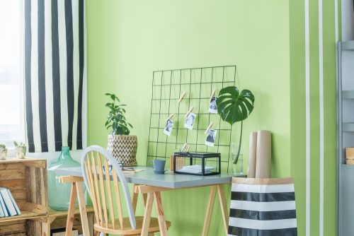 koyu sarı ve yeşil çalışma alanı