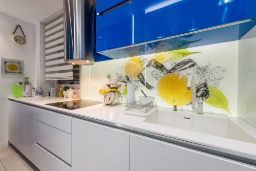 Mavi ve çıkartmalı mutfak