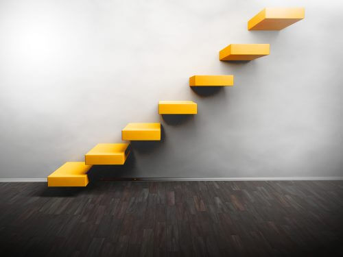 Boş duvarda sarı basamaklar