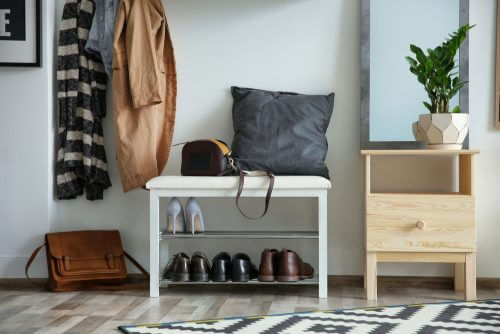 Evin girişinde ayakkabılık ve askılık