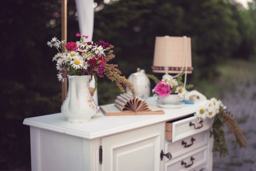 Üstünde çiçekler olan shabby chic tarzı çekmece