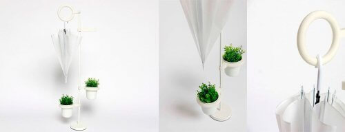 Beyaz saksılar ve beyaz şemsiye