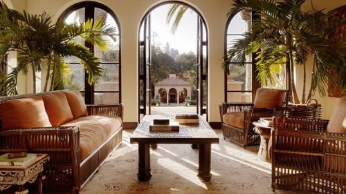 Bahçeye açılan bitkilerle dolu kolonyal tarzda oda