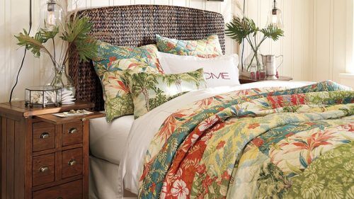 Hasır ve çiçeklerle dekore edilmiş yatak odası