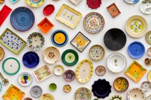 Evinizin Duvarlarını Tabaklarla Süslemeniz İçin 4 Yaratıcı Fikir