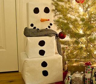 Farklı boydaki hediyelerinizi üst üste koyarak kardan adam yapın.