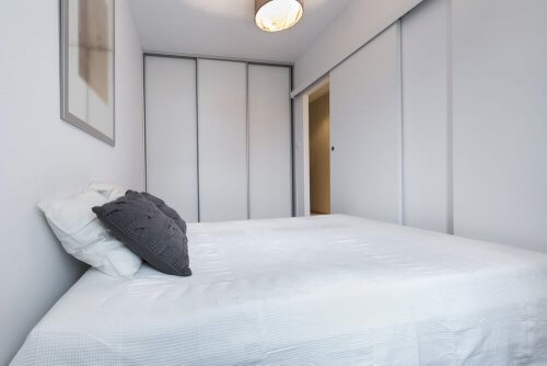 Küçük odaların genişlemesi için kaydırmalı kapı