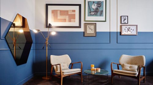 Duvarlarının üstü beyaz altı mavi oturma odası