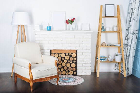 Suni şöminenizi yapay odunlarla dekore edebilirsiniz.