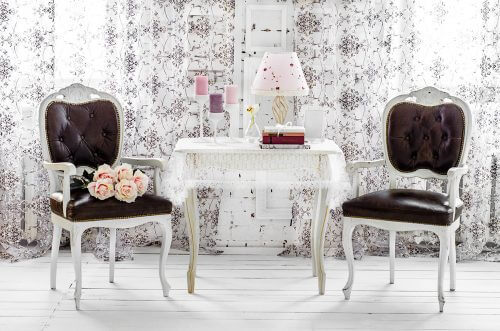 Siyah shabby chic koltuklar ve beyaz sehpa