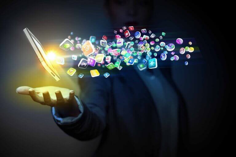 Avcun üstünde parlak teknoloji simgeleri