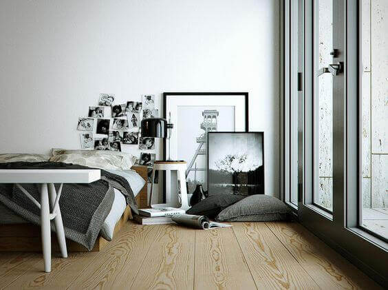 resimleri duvara yaslayarak dekorasyon