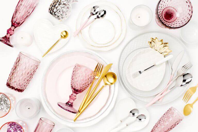 Kesme bardaklar ve yemek takımları