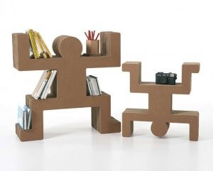 Karton kutuları bir araya getirerek dekoratif raflar yapabilirsiniz.