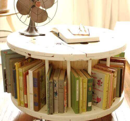 Gövdesinde kitaplar için bölme olan makaradan masa