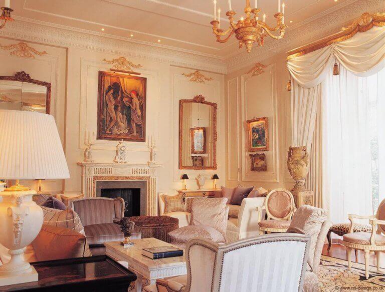 Nicky Haslam tarzı şamdanlı şık salon