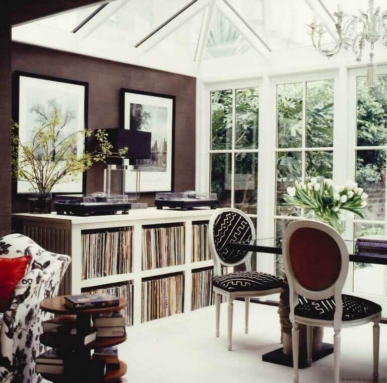 Camekanlı salonda müzik köşesi