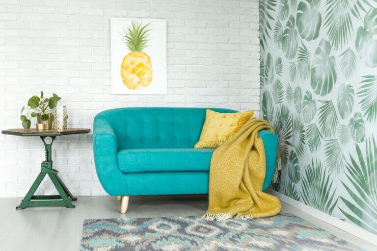 Turkuaz koltuk ve sarı ananas resmi