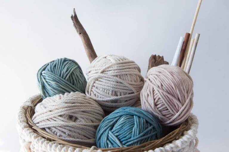 Krem ve mavi tonlarında yün yumakları