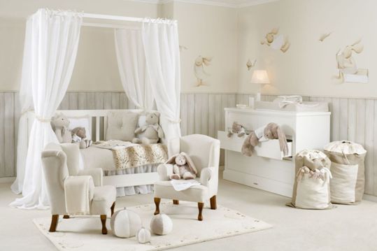 Lambri kaplama yapılmış beyaz tonlarında bebek odası