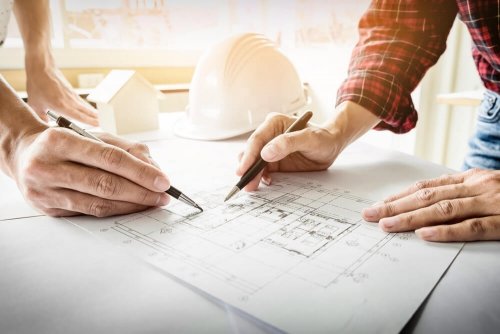 çizim üzerine konuşan insanlar