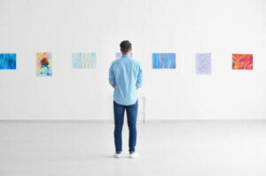 galerideki sanatları inceleyen adam