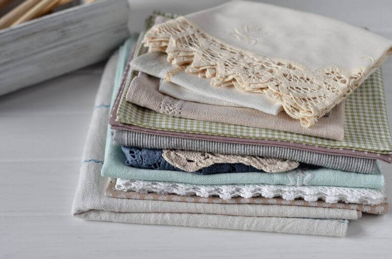 Kenarı işlemeli kat kat havlular