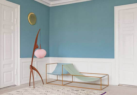 Koridorda beyaz lambri kaplama