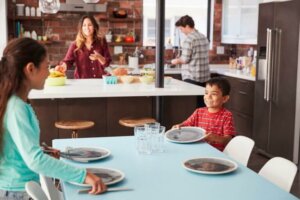 yemek masa tabak çocuk ev işleri