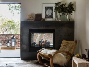 Şömine ve sallanan sandalye kombinasyonu