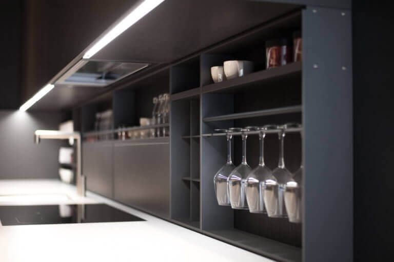 Dolapta asılı şarap kadehleri