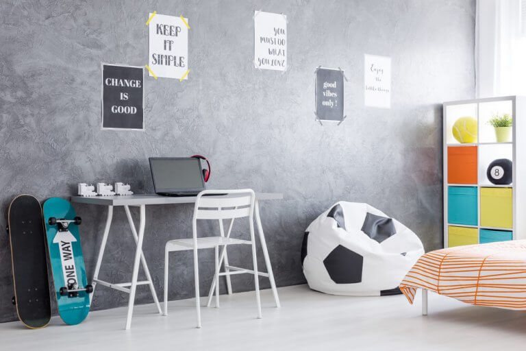 Gri duvarlı erkek öğrenci odası