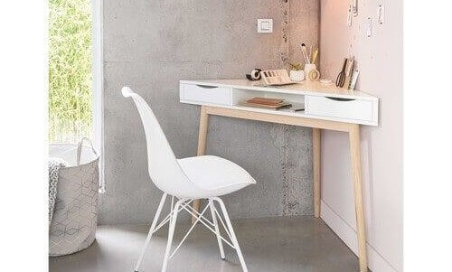 Beyaz ufak köşe masası