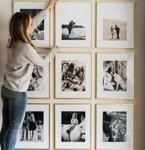 üç sıra halinde tablo asmak