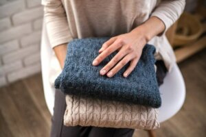 Kışlıkları karton kutulara koymak