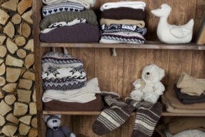 Kışlıkları dolaba kaldırmak için raflar