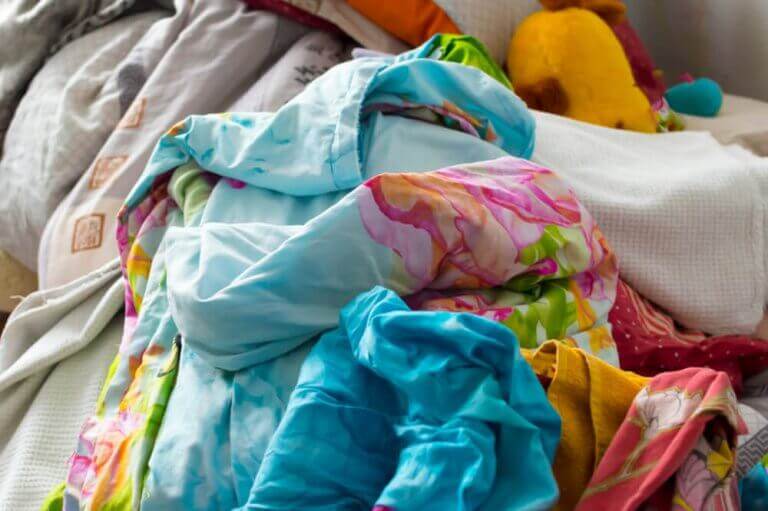 dağınık kıyafetler