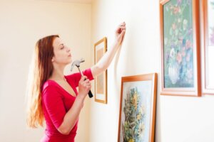 Tablo asan bir kadın